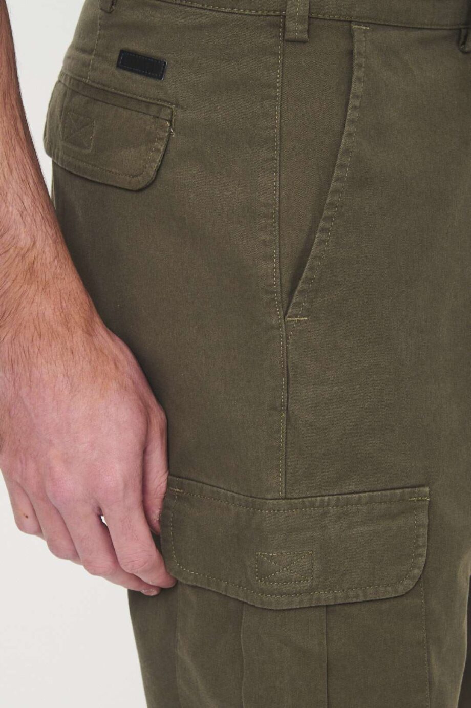 Pantalón cargo de gabardina