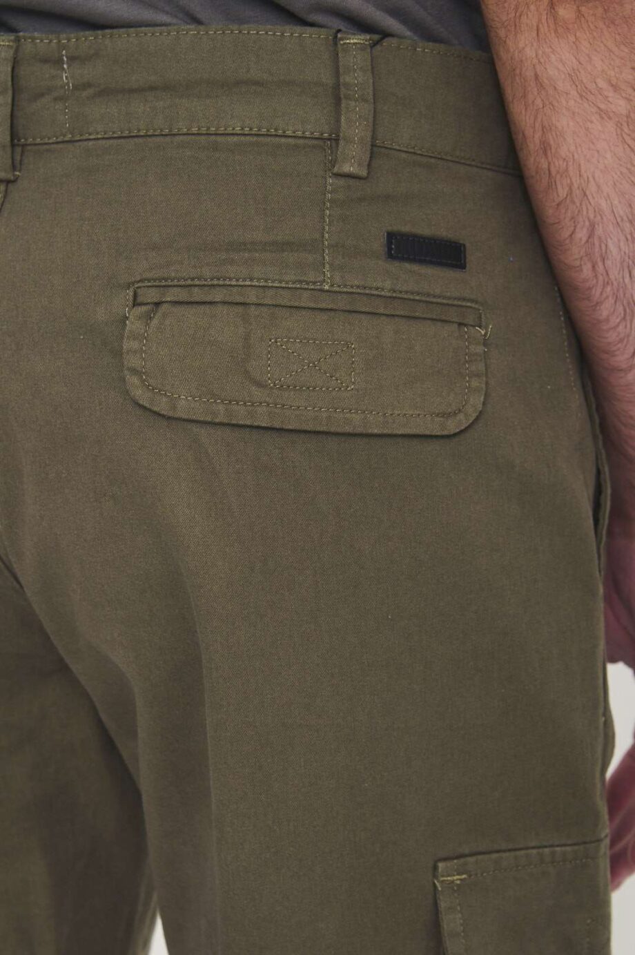 Pantalón cargo de gabardina