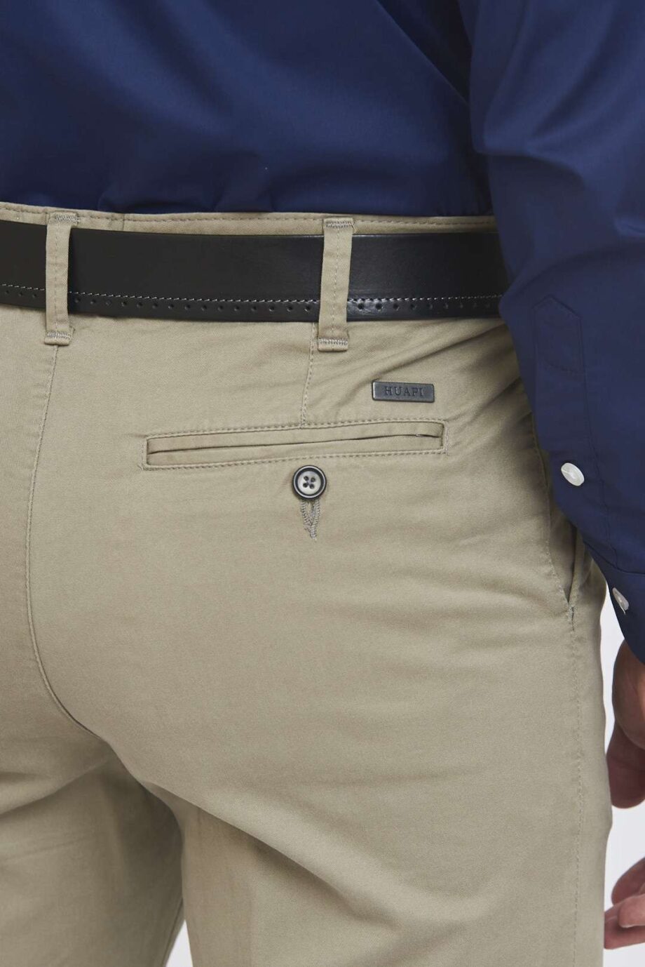 Pantalón pinzado de gabardina