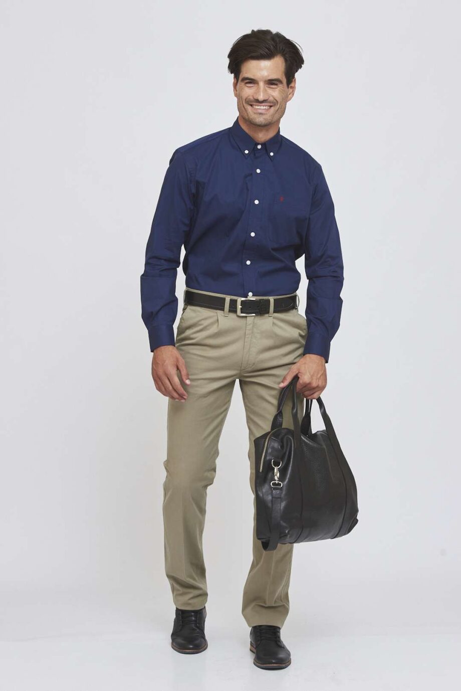 Pantalón pinzado de gabardina