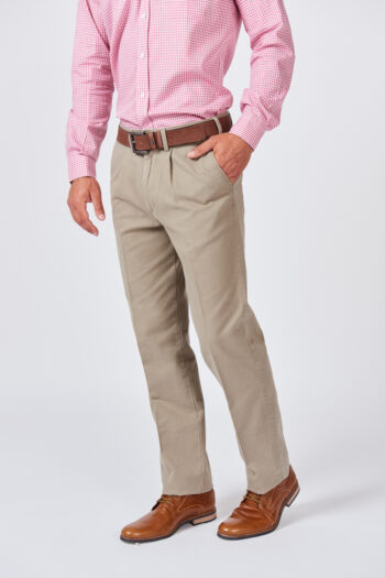 Pantalón pinzado de gabardina