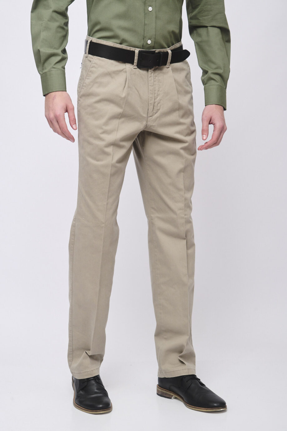 Pantalón pinzado básico de gabardina