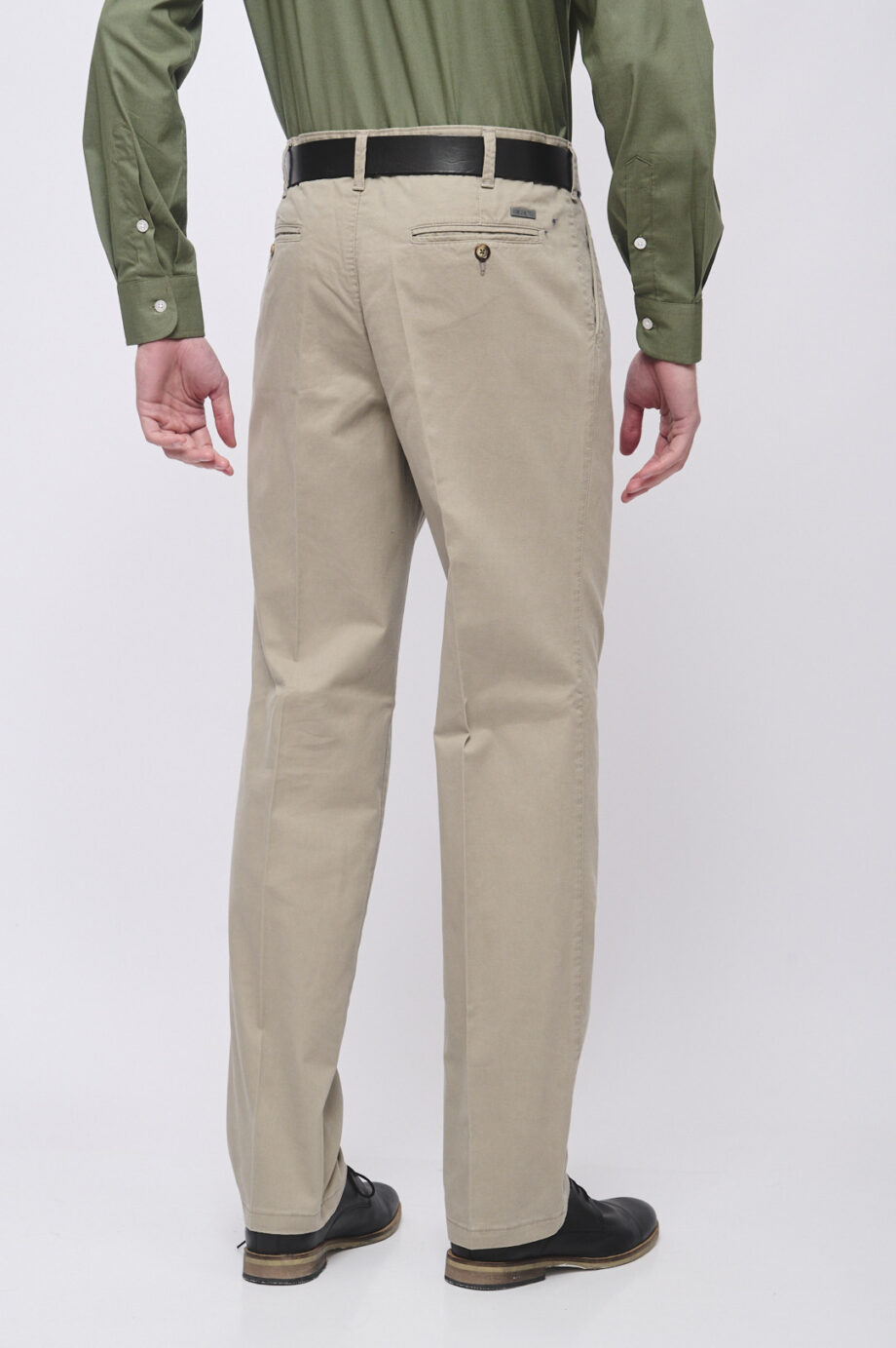 Pantalón pinzado básico de gabardina