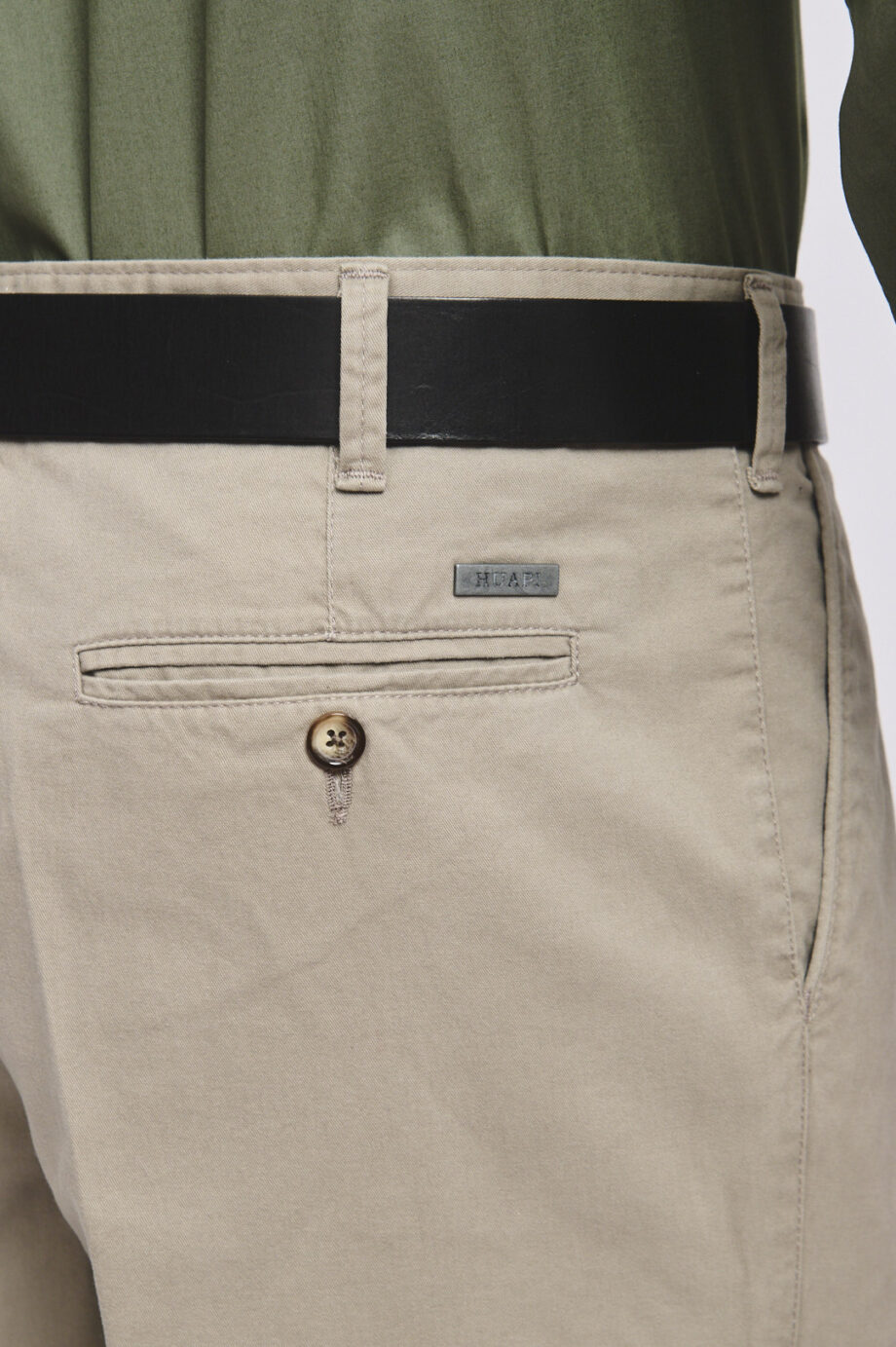Pantalón pinzado básico de gabardina