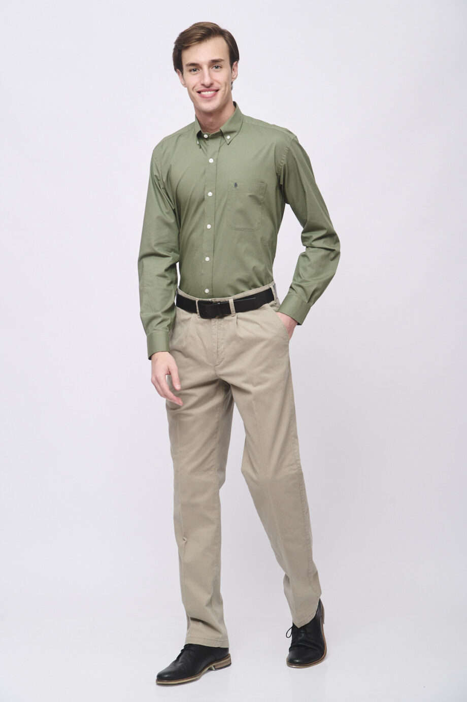 Pantalón pinzado básico de gabardina
