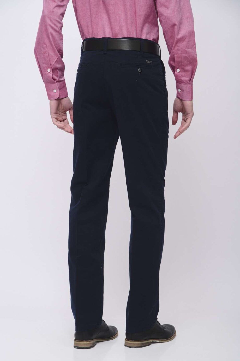 Pantalón pinzado básico de gabardina