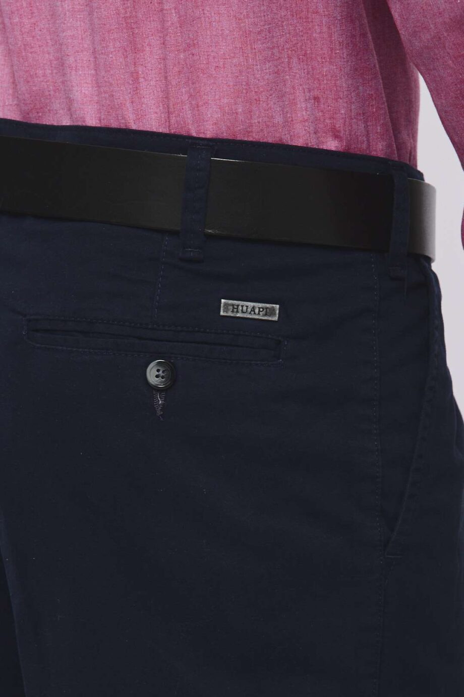 Pantalón pinzado básico de gabardina