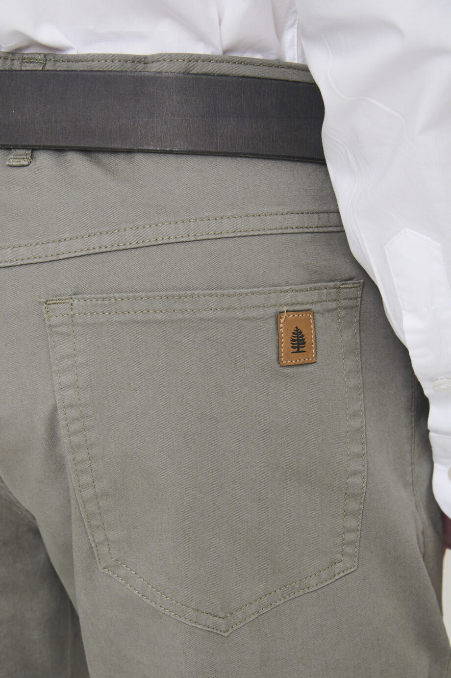 Pantalón corte jean de gabardina