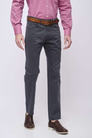 Pantalón corte jean regular fit de gabardina