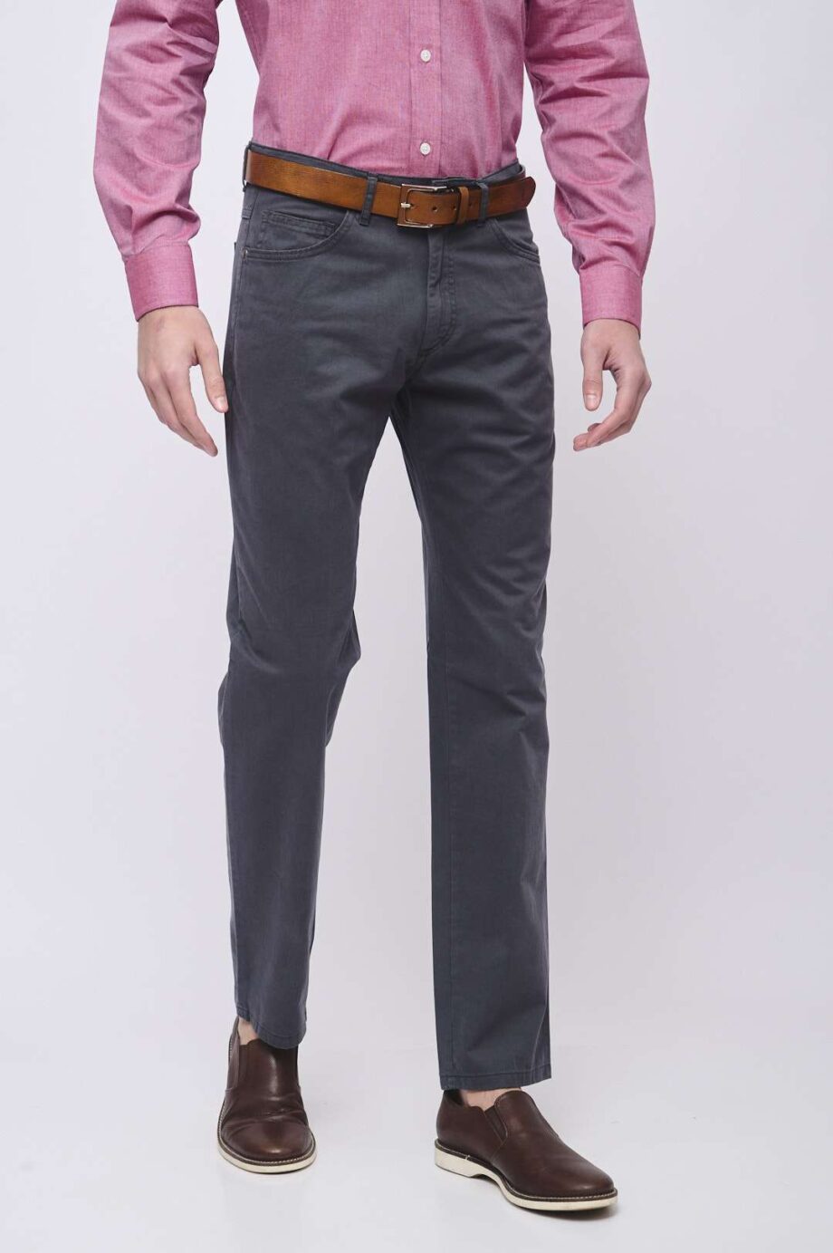 Pantalón corte jean regular fit de gabardina