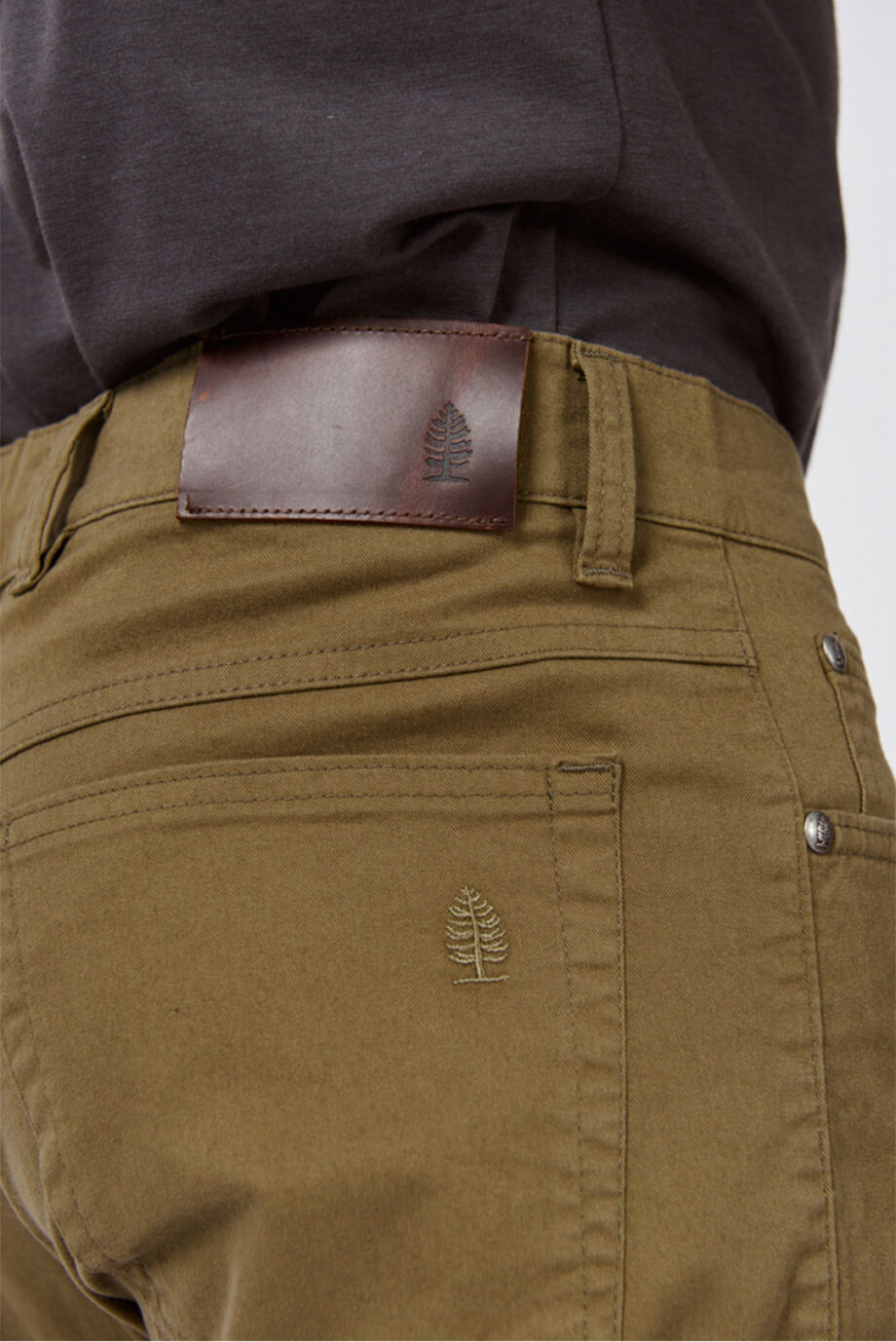 Pantalón básico corte jean de gabardina