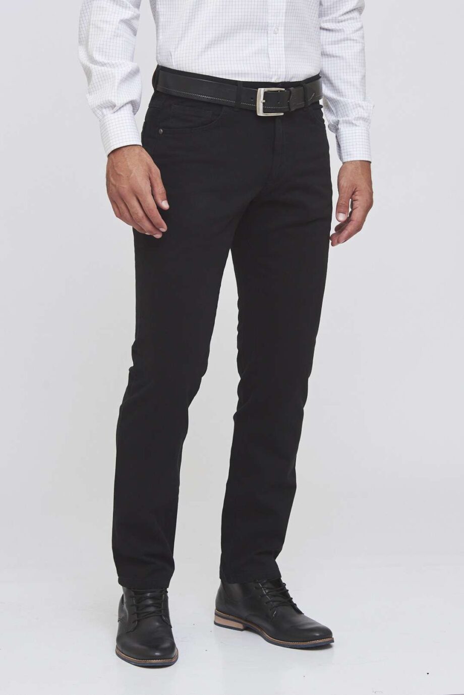 Pantalón básico corte jean de gabardina micro