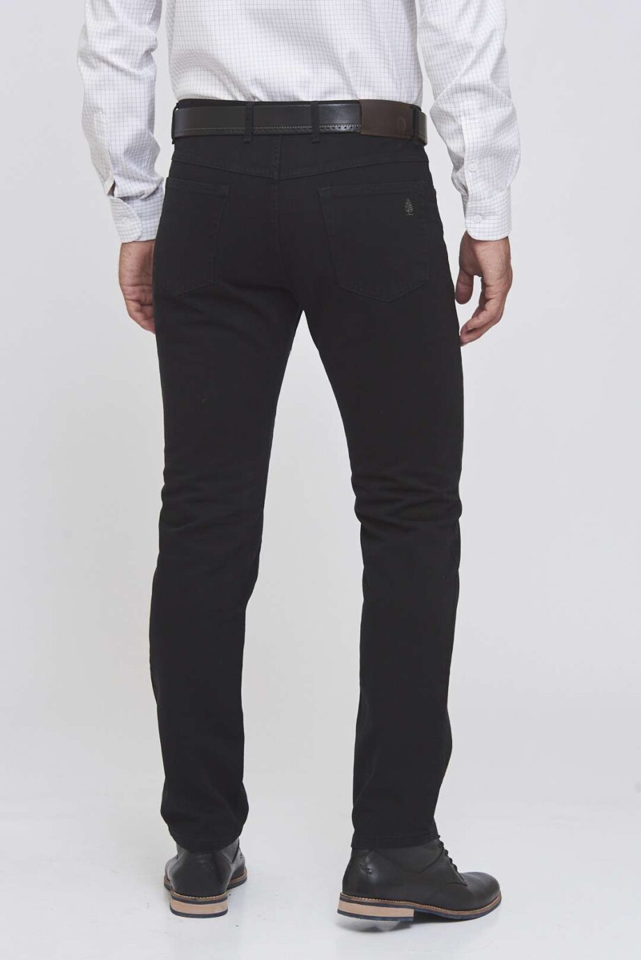 Pantalón básico corte jean de gabardina micro