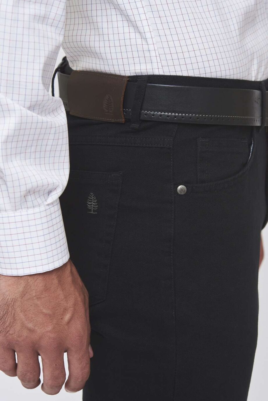 Pantalón básico corte jean de gabardina micro