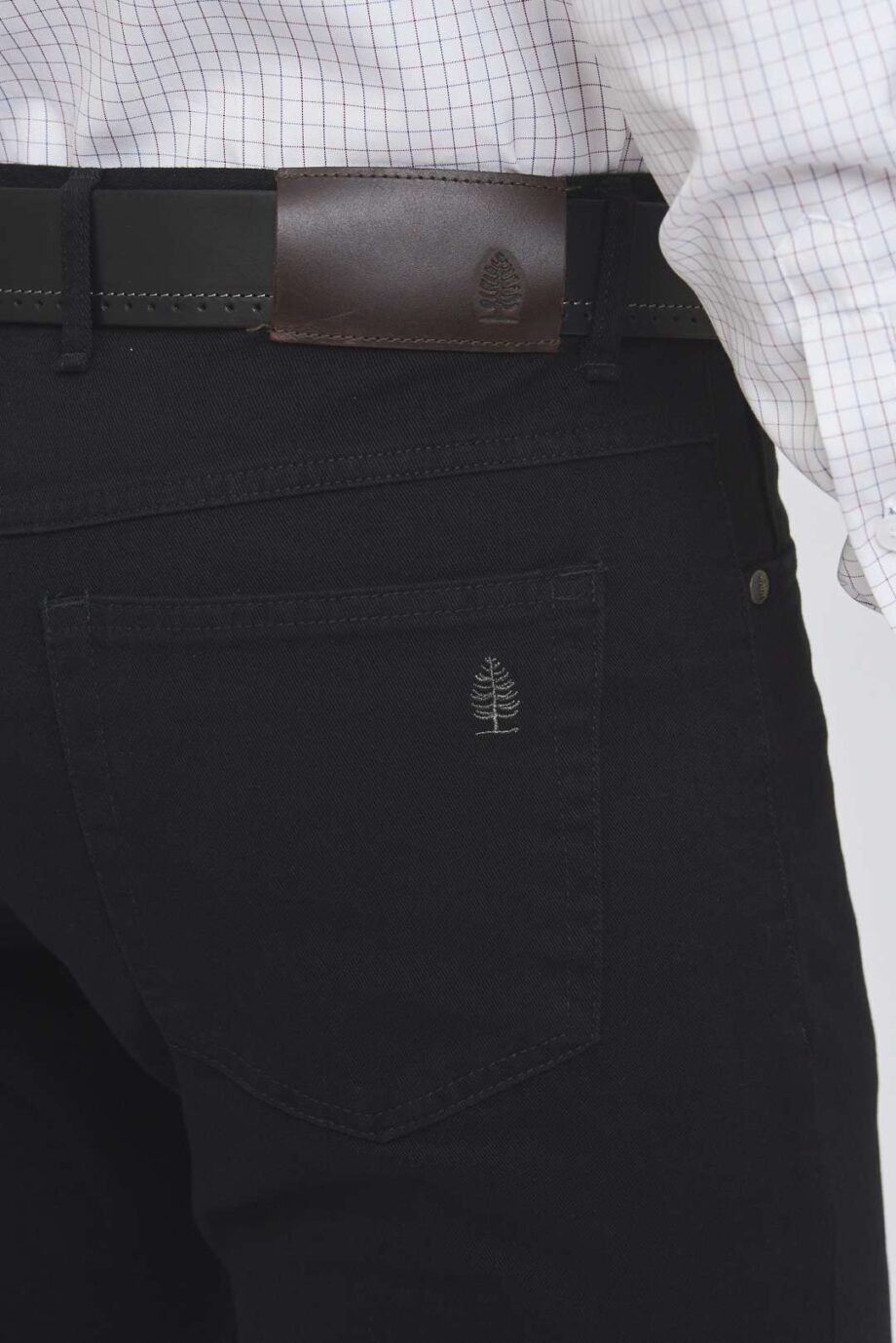 Pantalón básico corte jean de gabardina micro