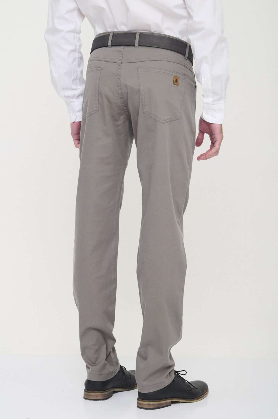 Pantalón básico corte jean de gabardina