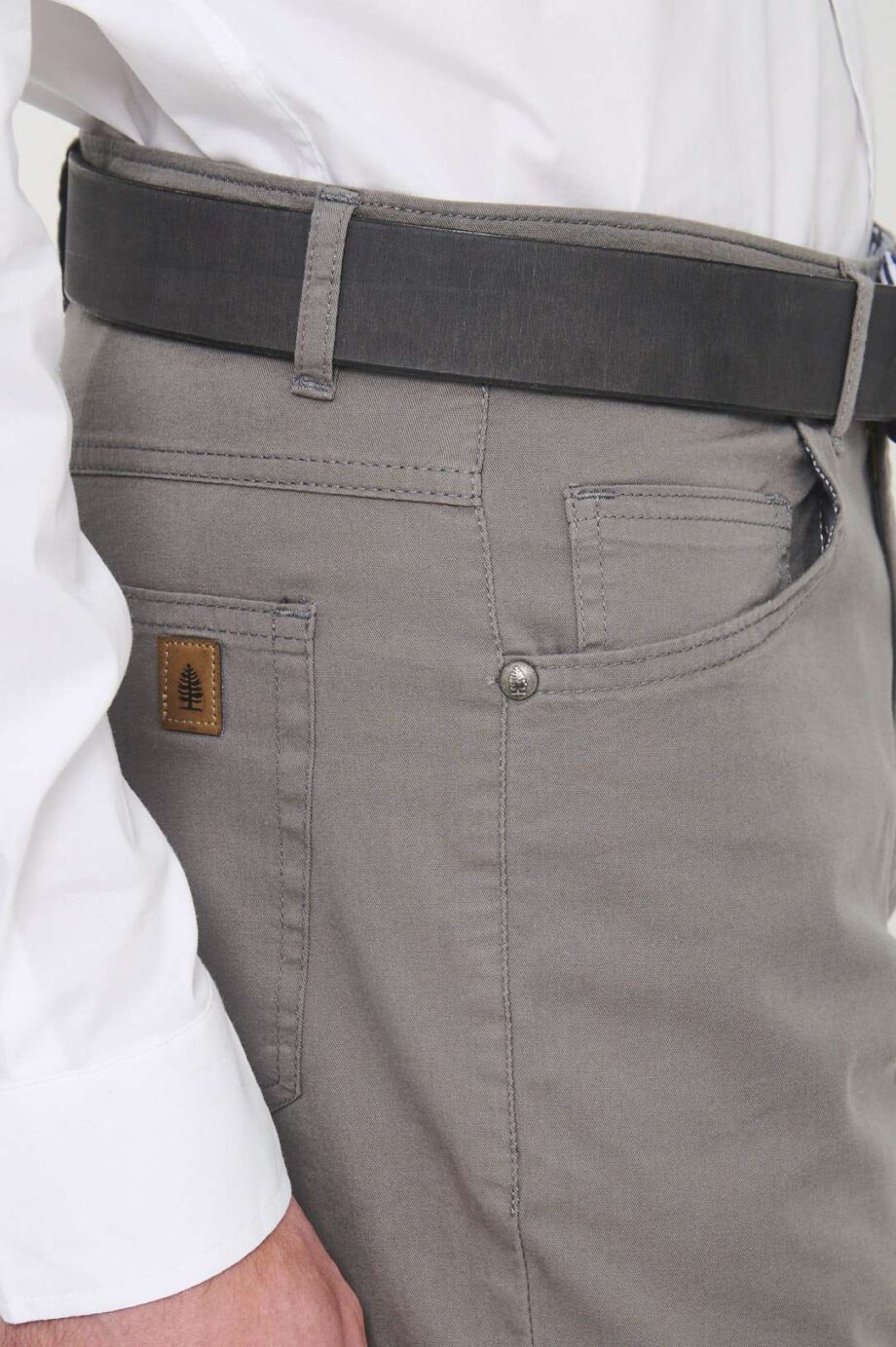 Pantalón básico corte jean de gabardina