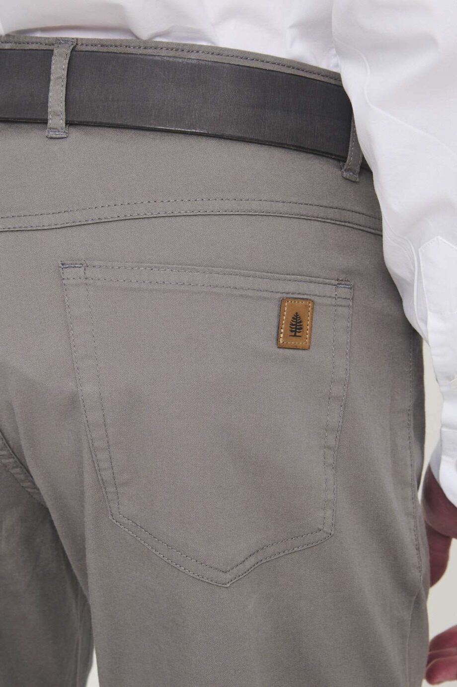 Pantalón básico corte jean de gabardina