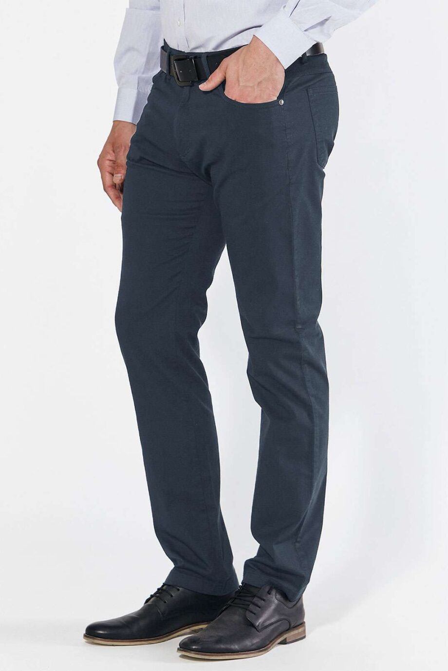 Pantalón básico corte jean de gabardina