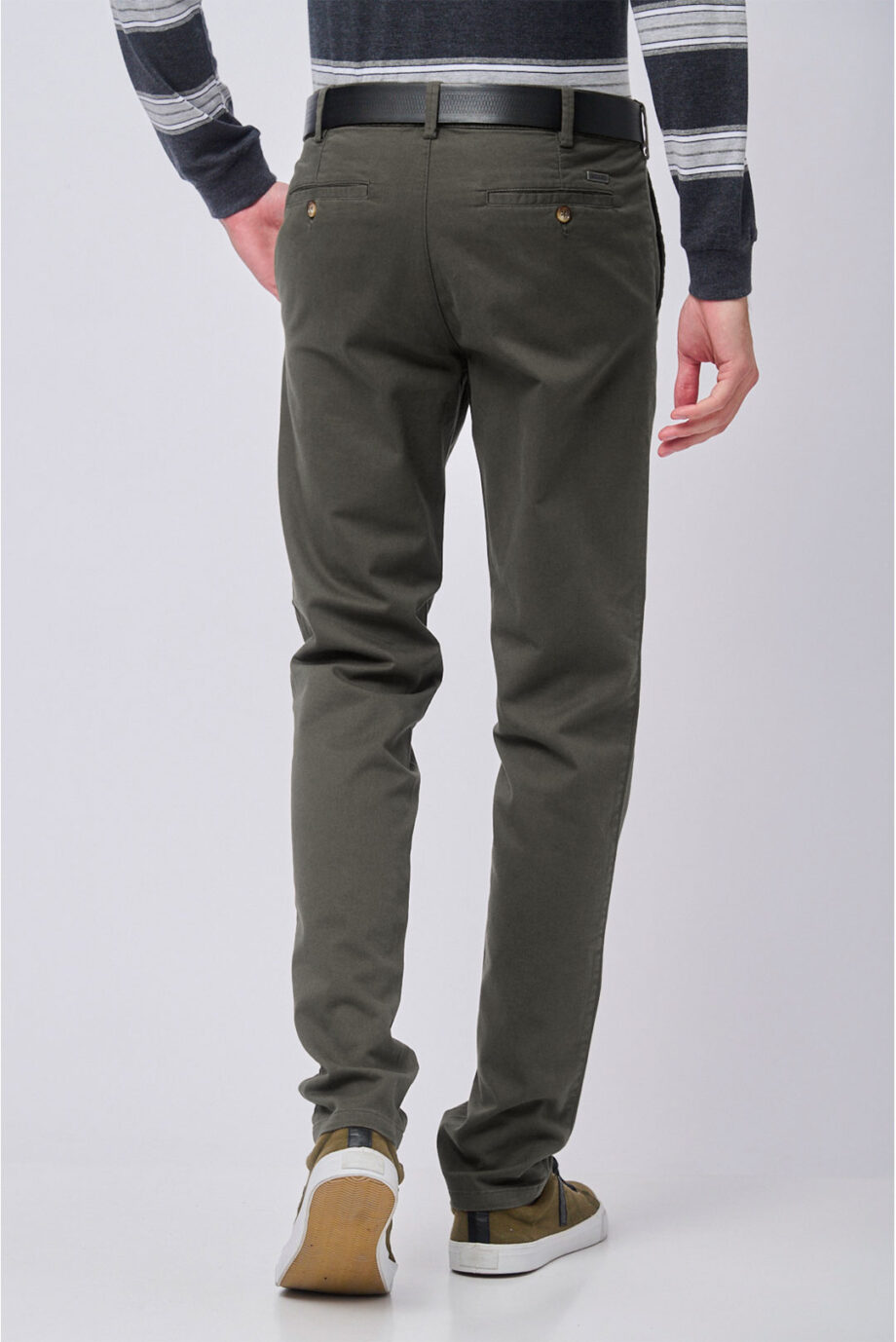 Chino slim fit de gabardina liviana