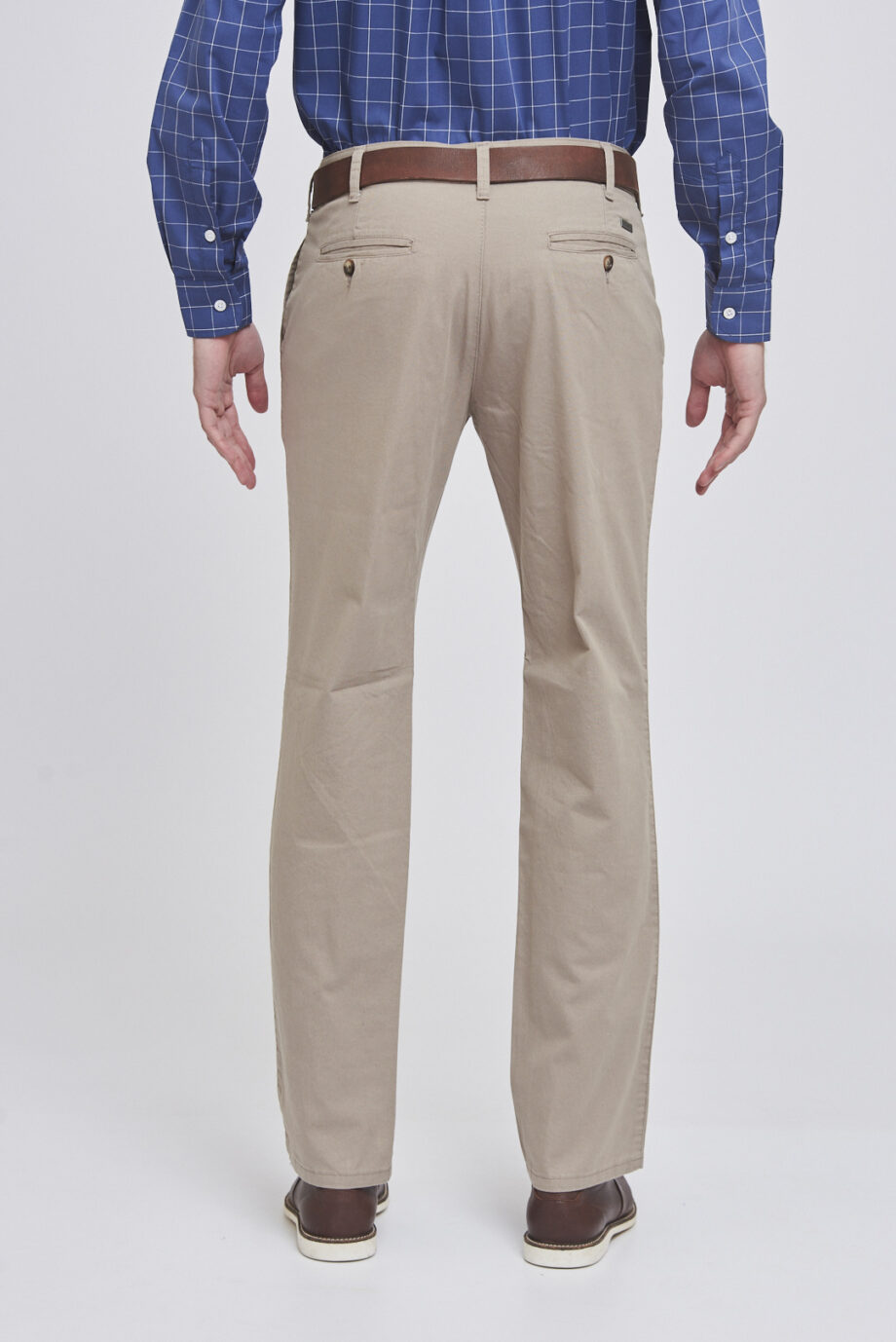 Chino básico calce regular de gabardina