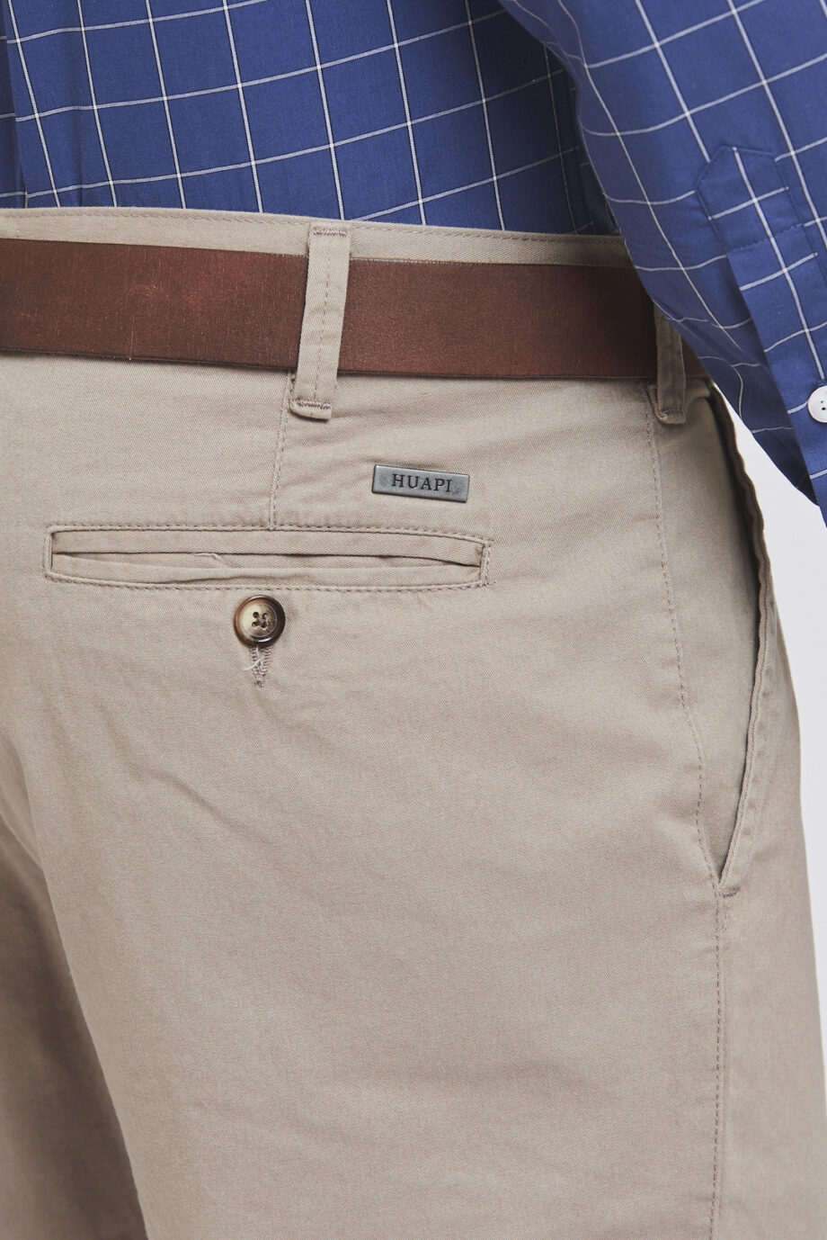 Chino básico calce regular de gabardina