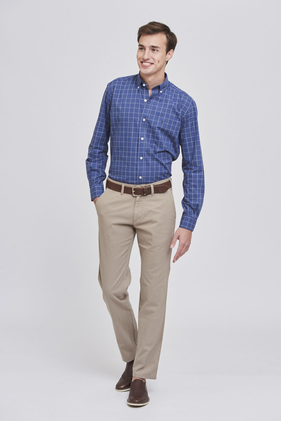 Chino básico calce regular de gabardina