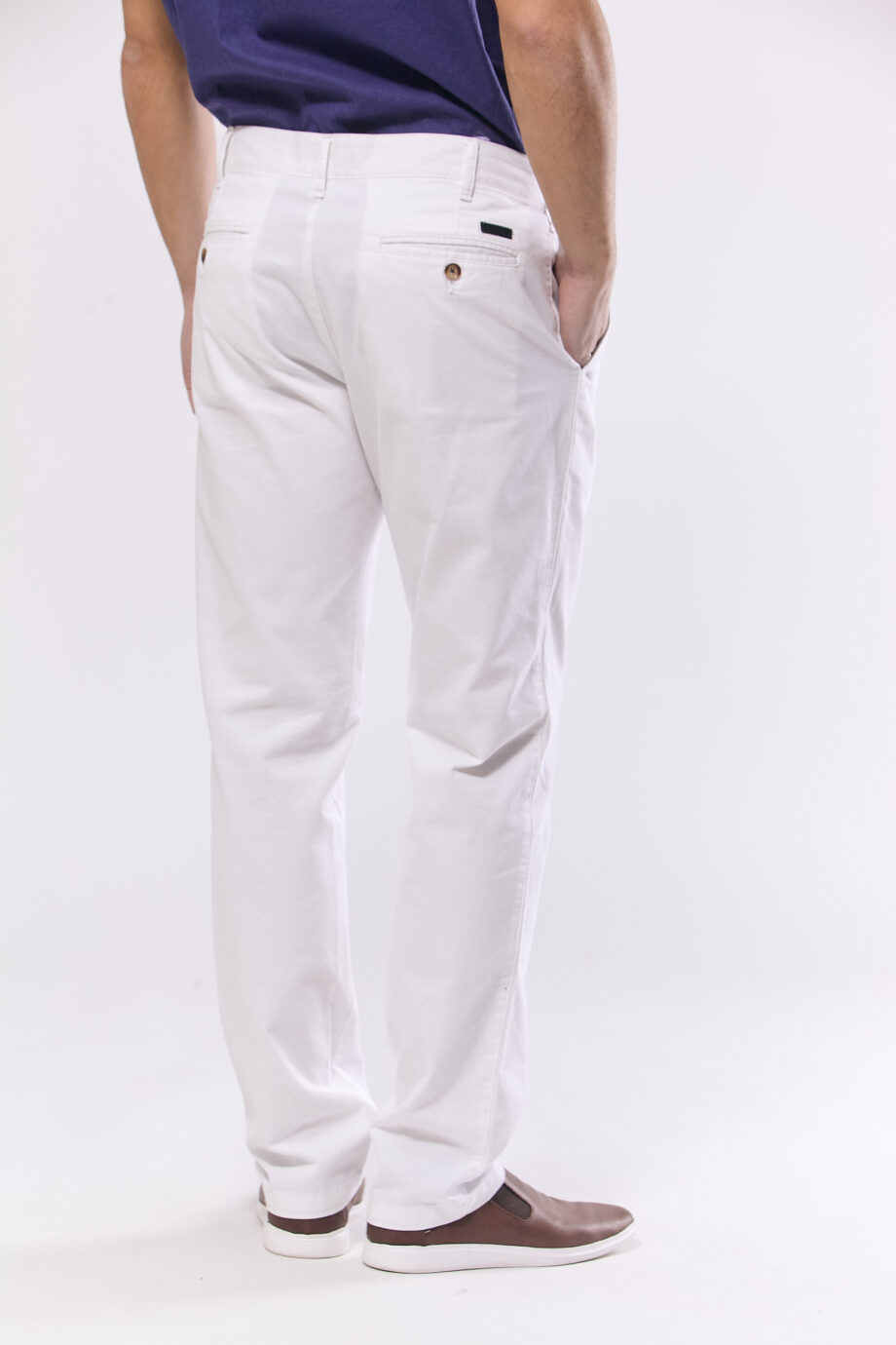 Chino básico calce regular de gabardina