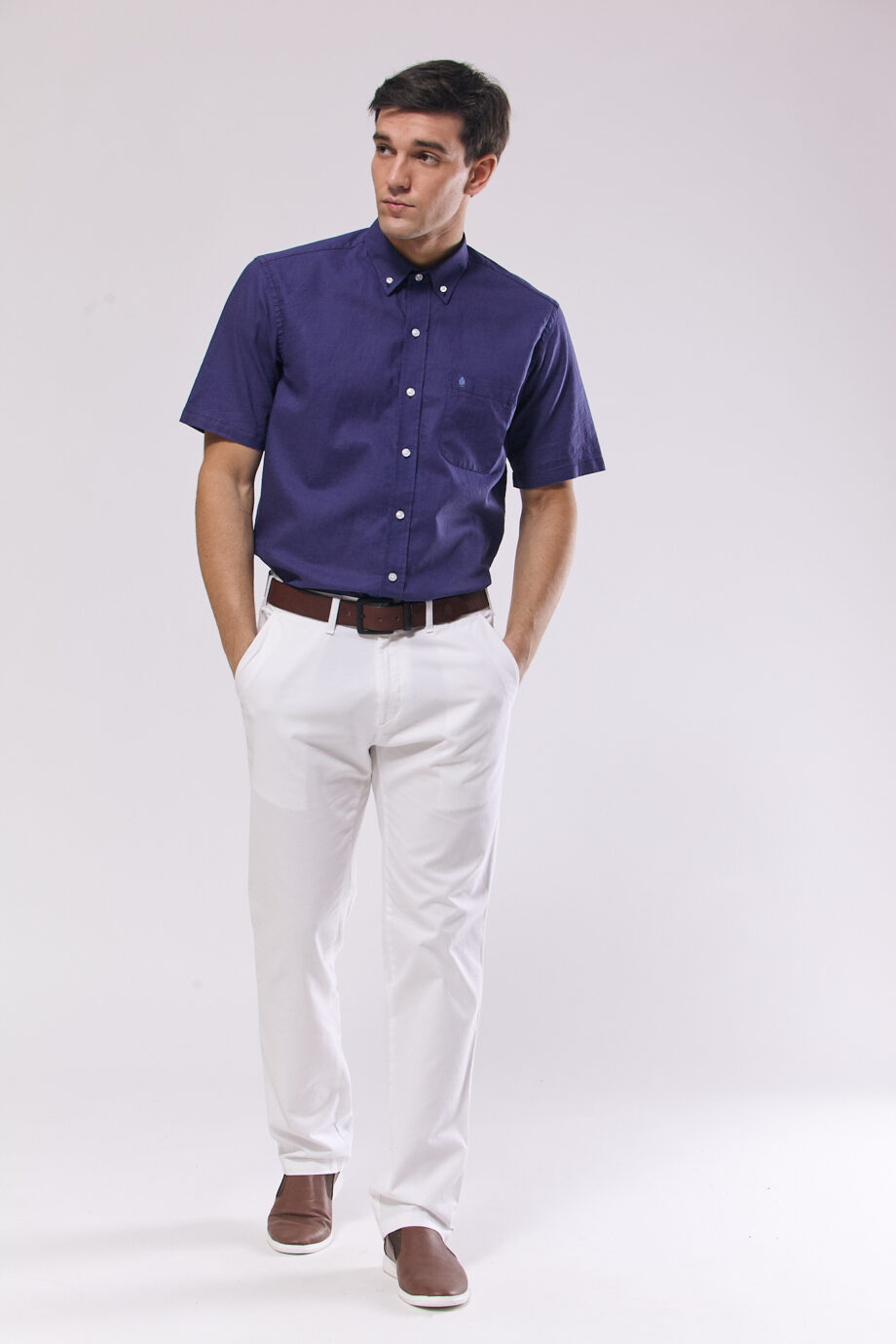 Chino básico calce regular de gabardina