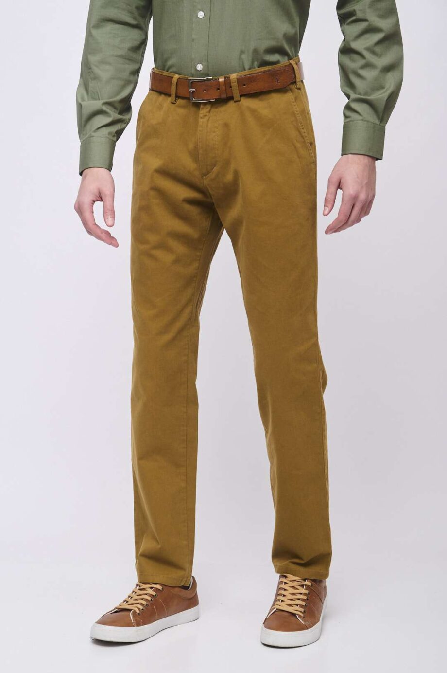 Chino básico calce regular de gabardina