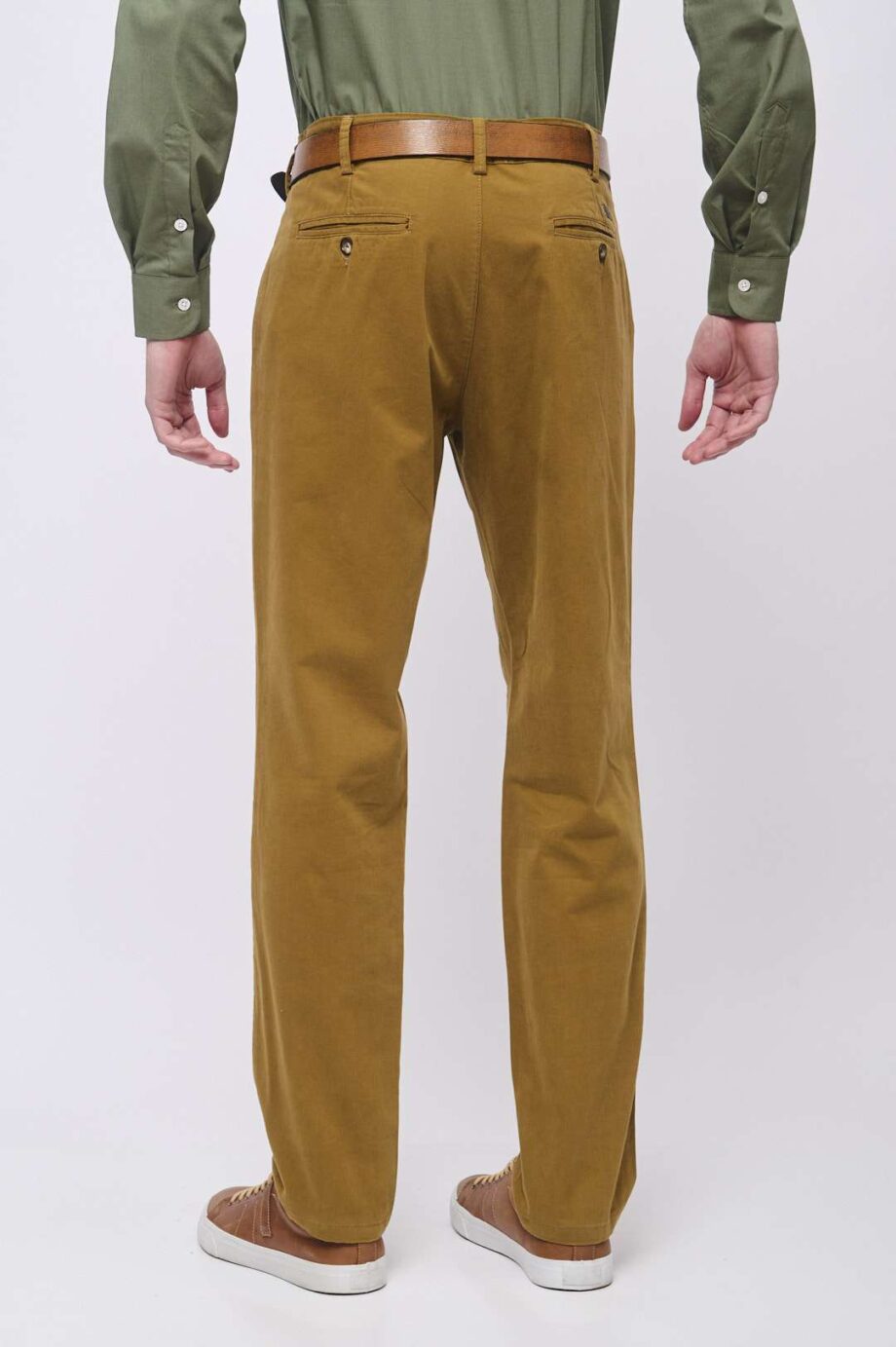 Chino básico calce regular de gabardina