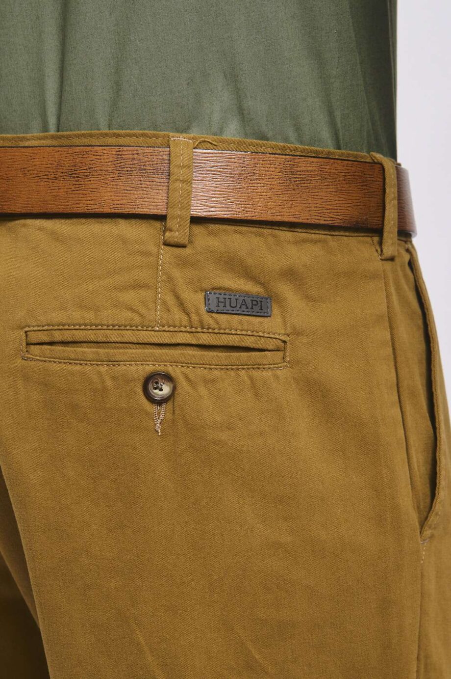 Chino básico calce regular de gabardina