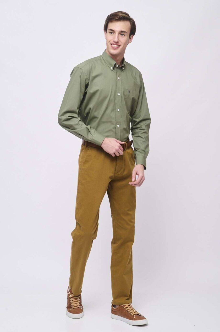 Chino básico calce regular de gabardina