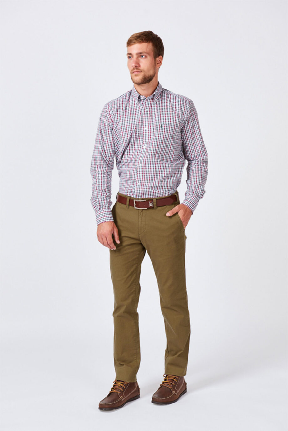 Chino básico regular fit de gabardina