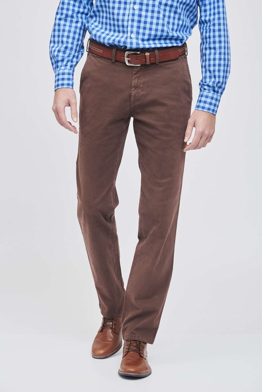 Chino básico regular fit de gabardina teñida