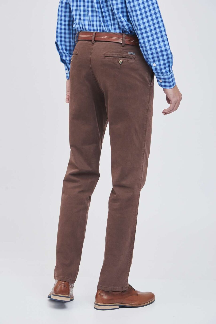 Chino básico regular fit de gabardina teñida