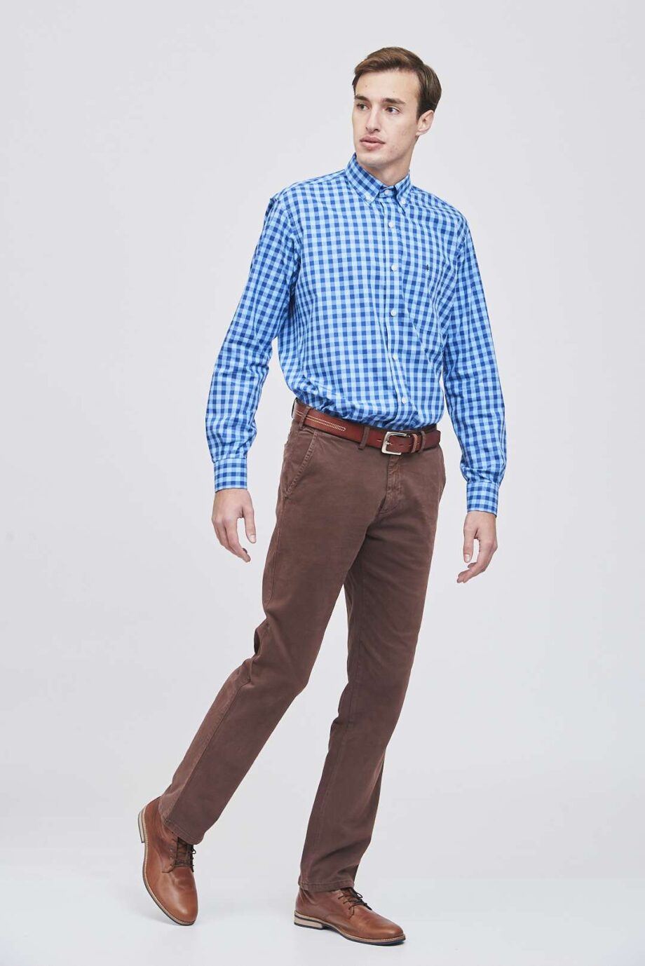 Chino básico regular fit de gabardina teñida
