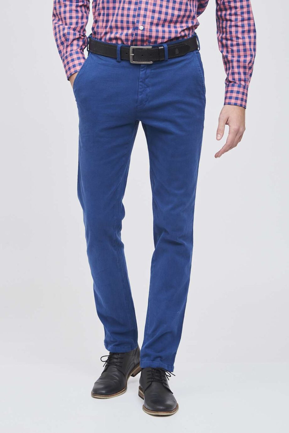 Chino básico regular fit de gabardina teñida