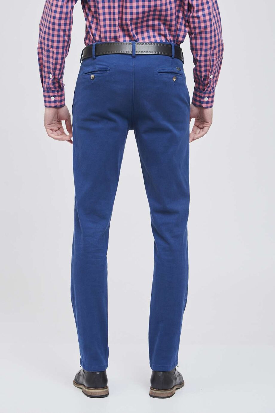 Chino básico regular fit de gabardina teñida