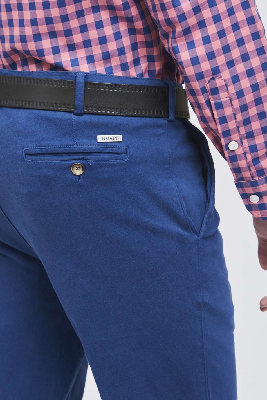 Chino básico regular fit de gabardina teñida