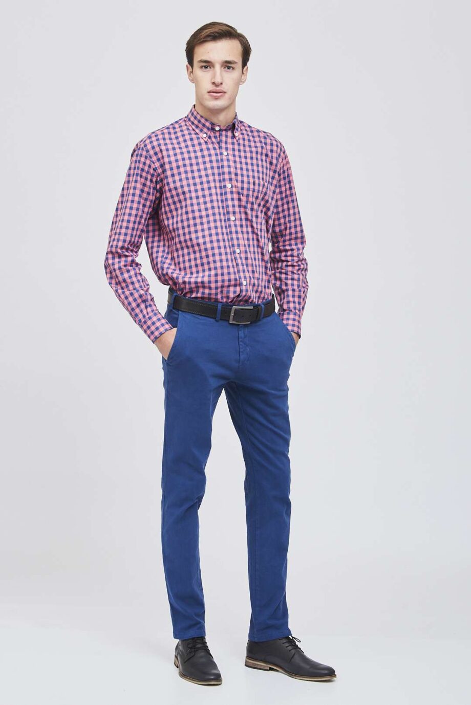 Chino básico regular fit de gabardina teñida