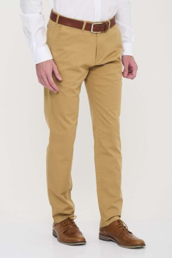 Chino básico regular fit de gabardina liviana