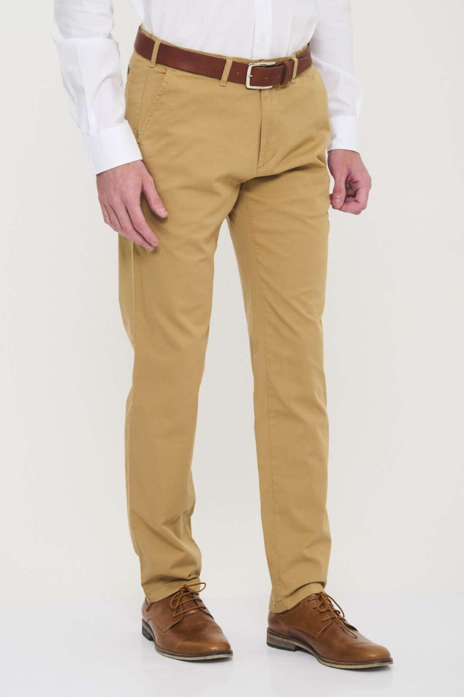 Chino básico regular fit de gabardina liviana