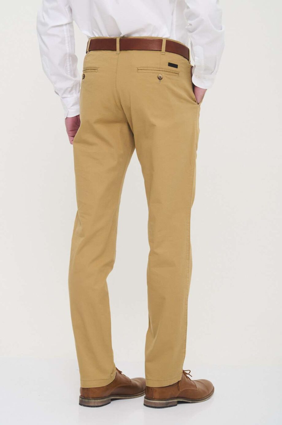 Chino básico regular fit de gabardina liviana