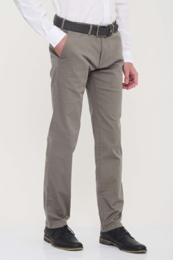 Chino básico regular fit de gabardina liviana