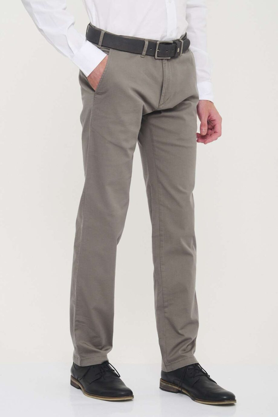 Chino básico regular fit de gabardina liviana