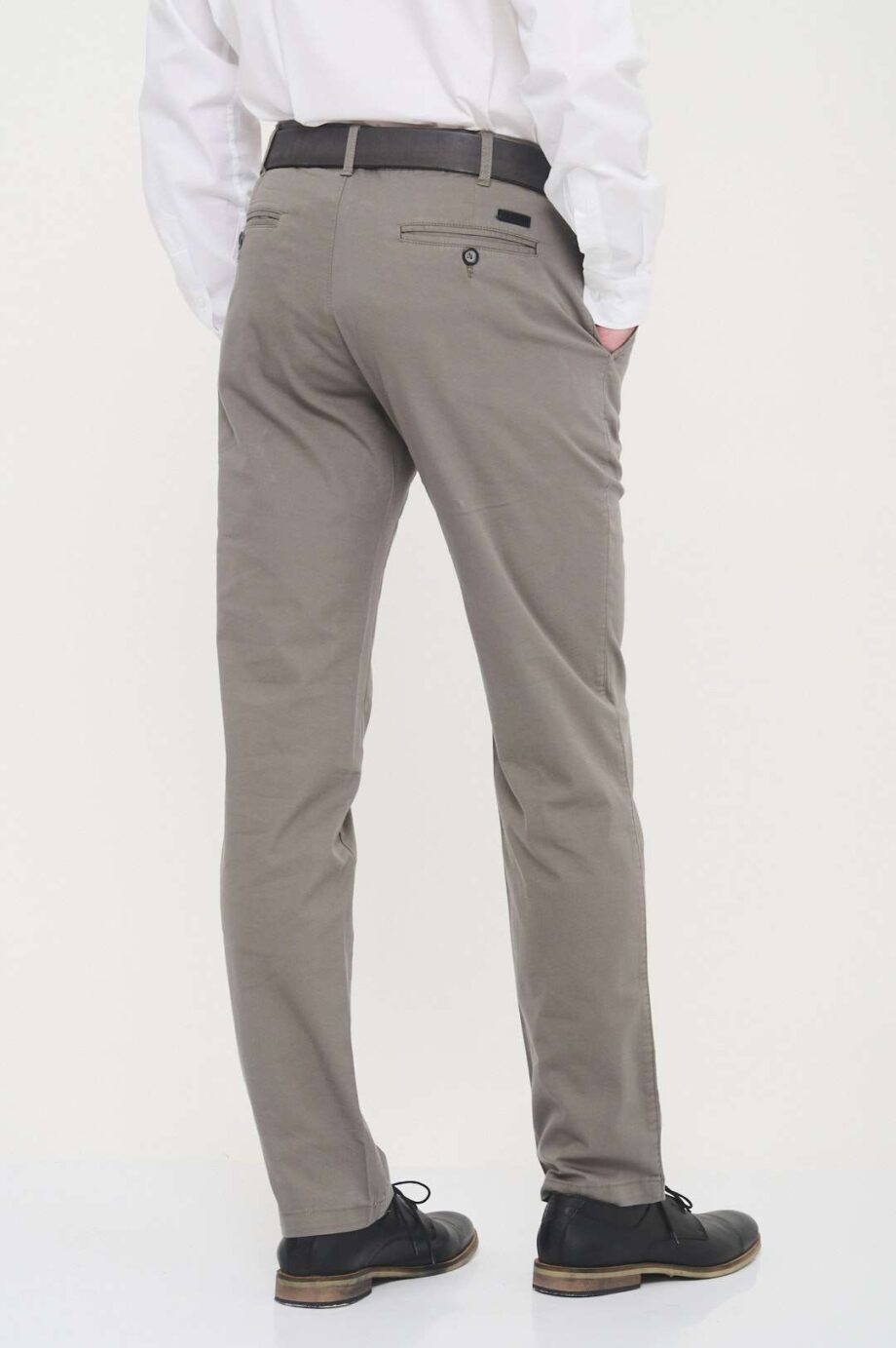 Chino básico regular fit de gabardina liviana