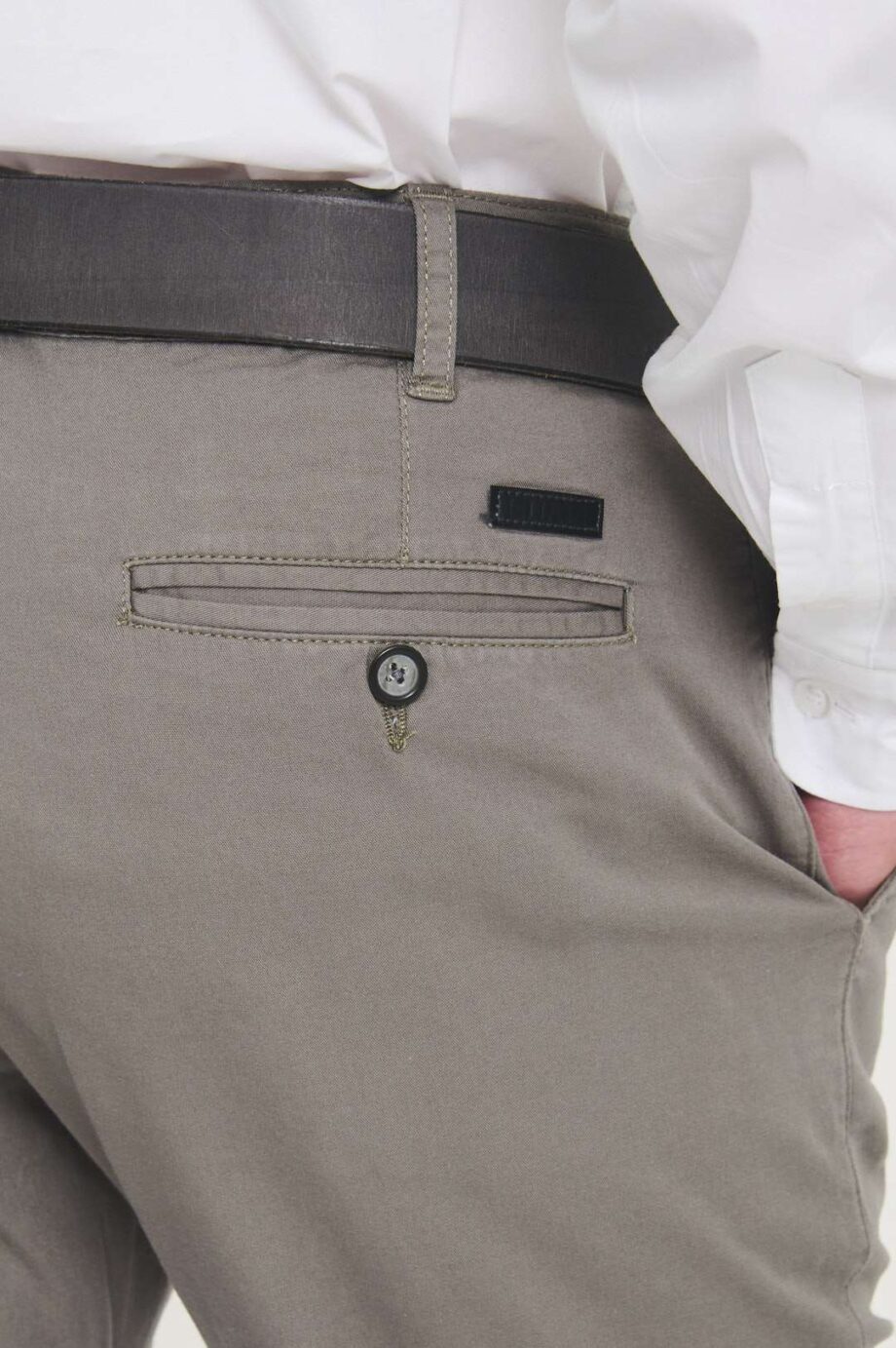 Chino básico regular fit de gabardina liviana