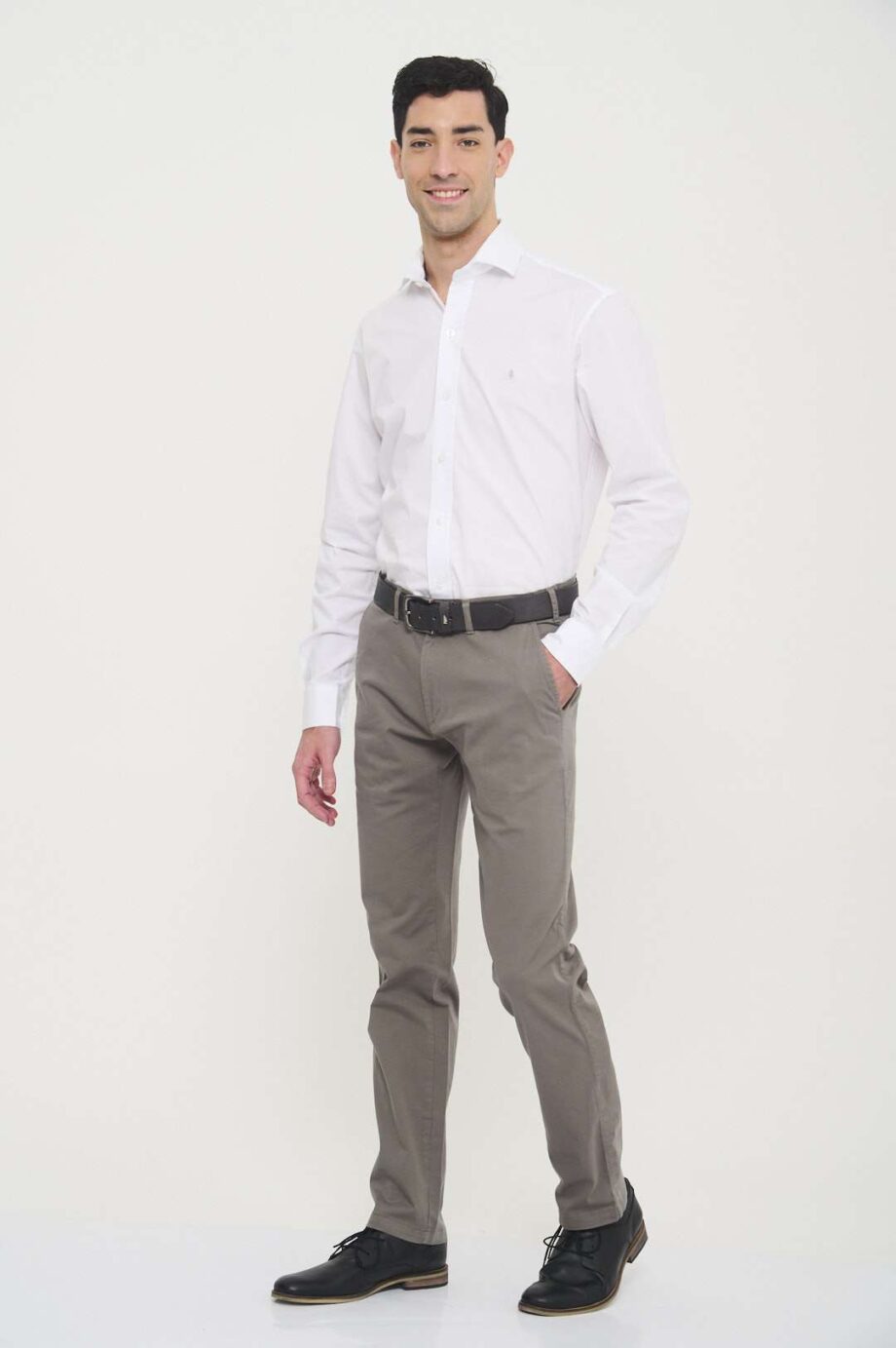 Chino básico regular fit de gabardina liviana