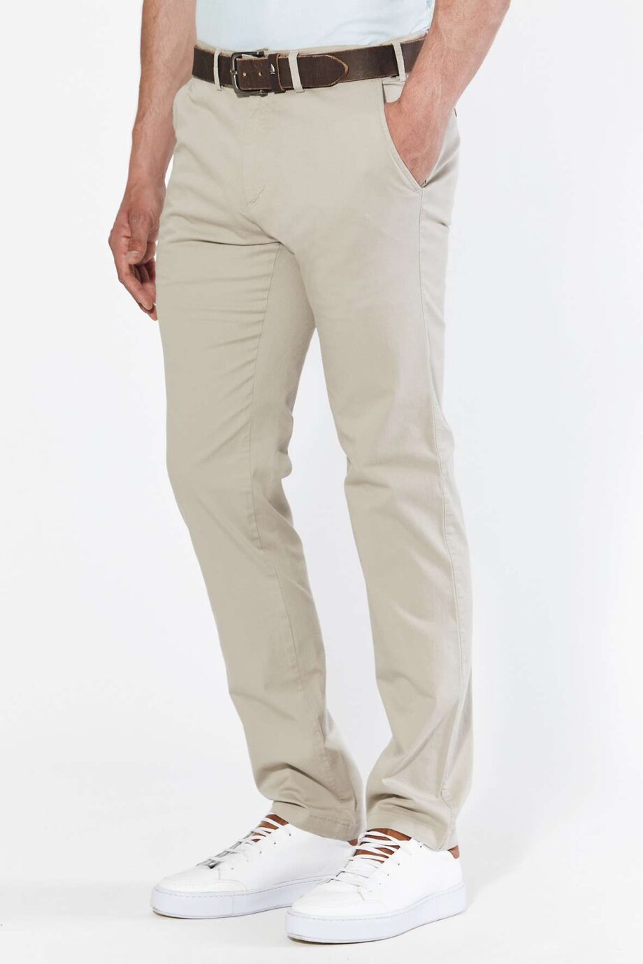 Chino básico regular fit de gabardina liviana